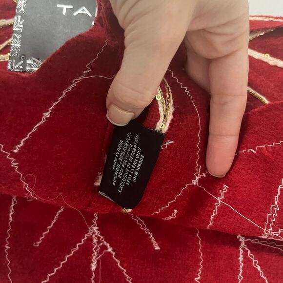 NEW Tahari Home Red Leaf Christmas Tree Skirt - Picture 5 of 6
